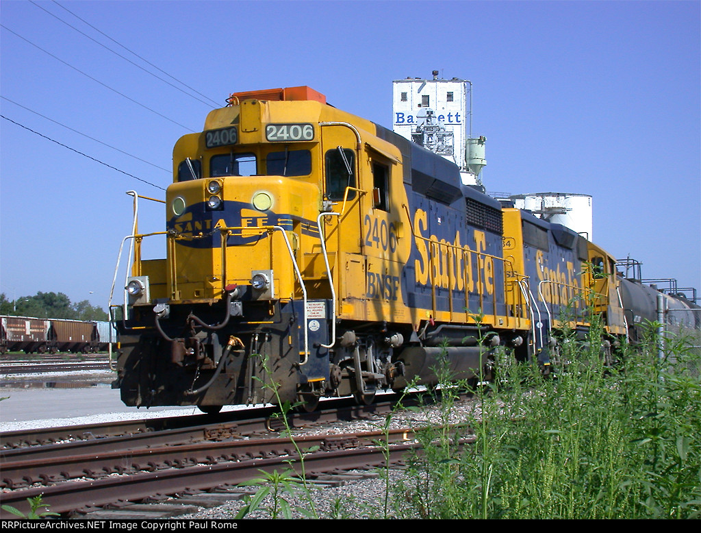 BNSF 2406 and 2634 southbound at Bartlett Grain
